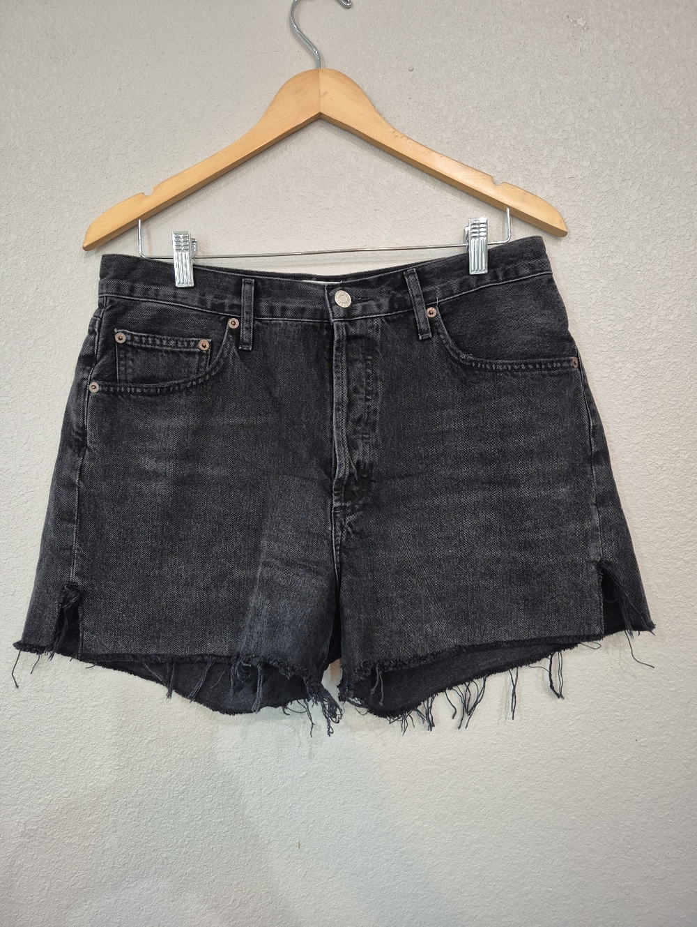 AGOLDE Black High-Rise Cutoff Denim Shorts Size 30 In Excellent Condition - Picture 2 of 5